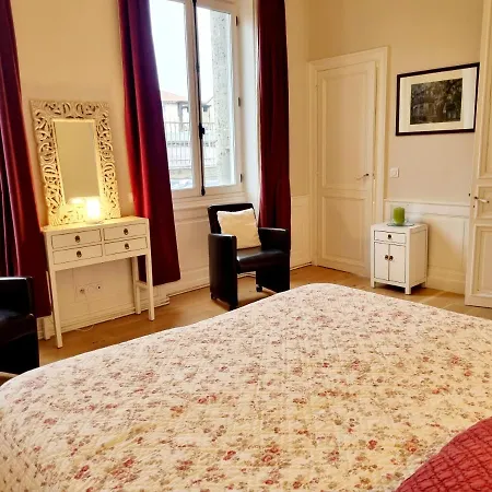 Face A L'Hotel De Ville Grand Et Lumineux Appartement Angouleme Exterior photo