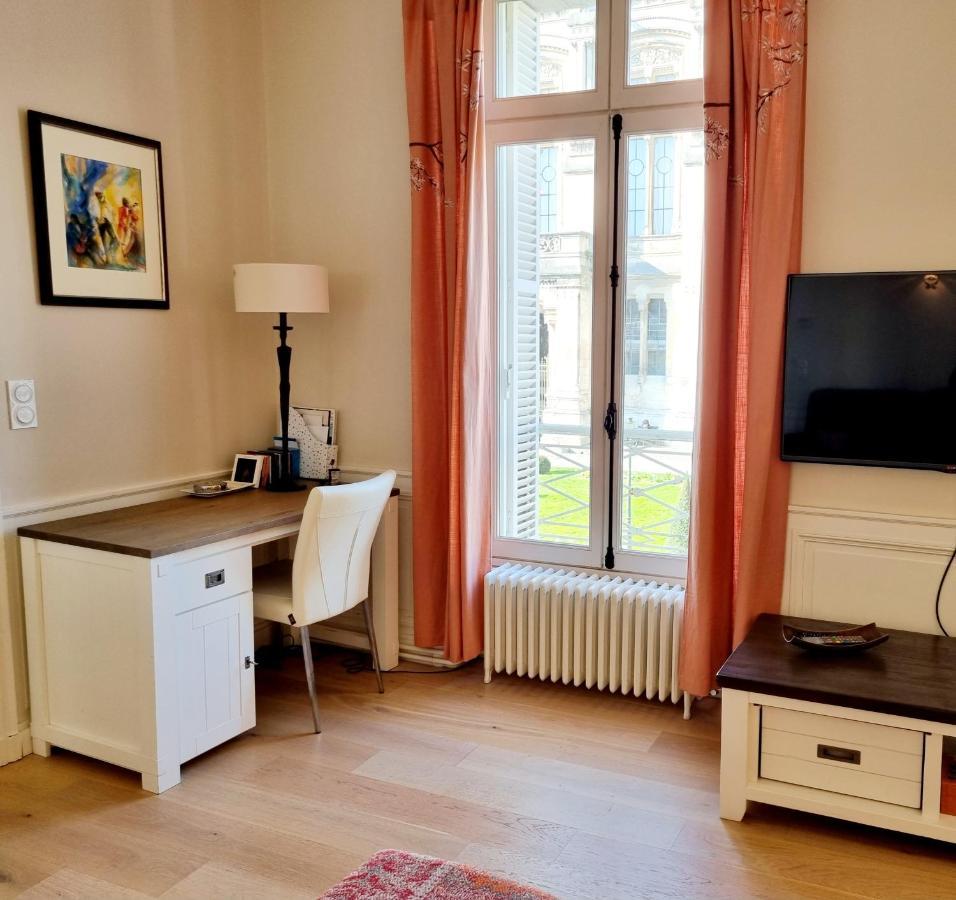Face A L'hotel De Grand Et Lumineux Apartment Angouleme