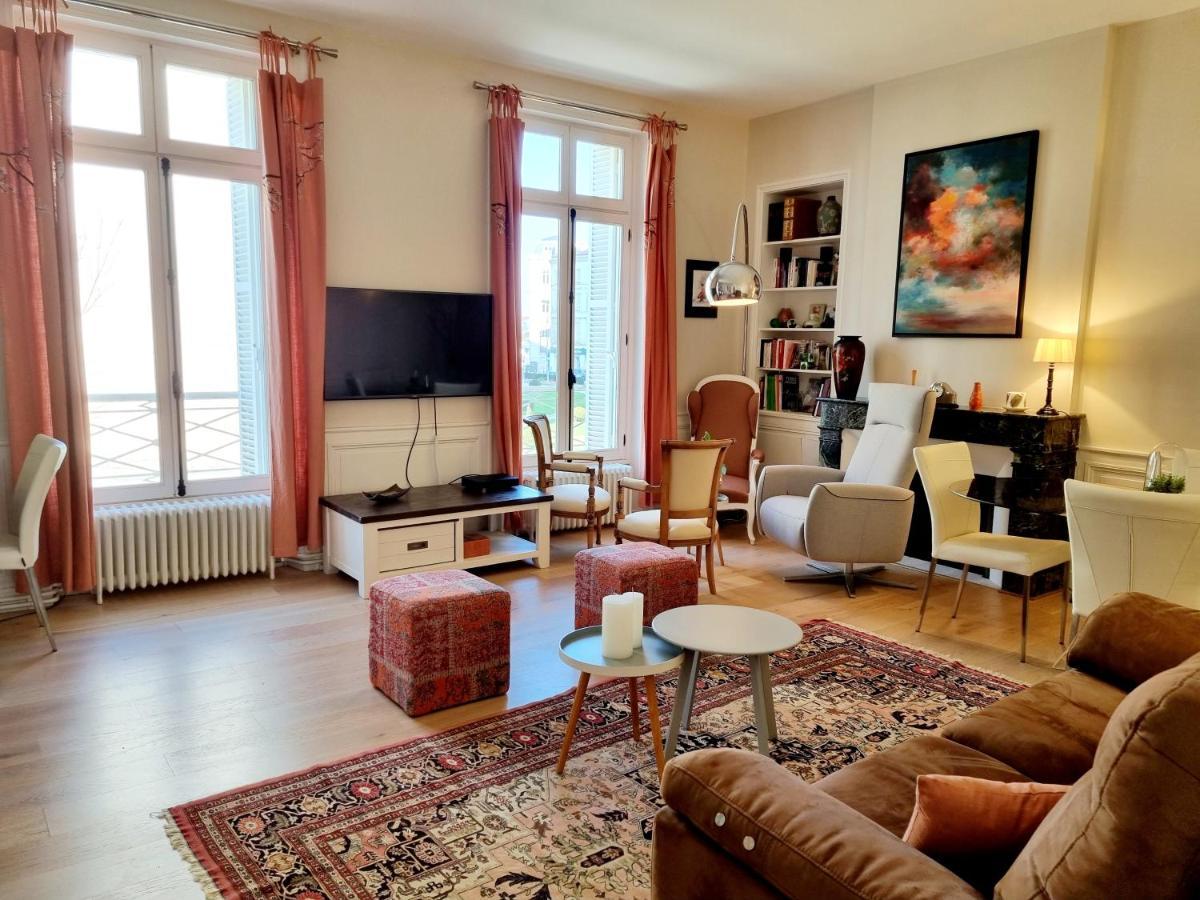 Face A L'hotel De Grand Et Lumineux Apartment Angouleme