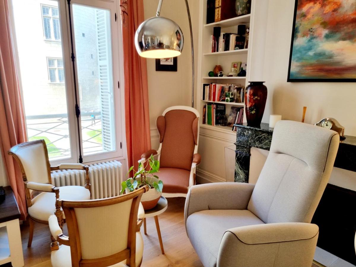 Face A L'hotel De Grand Et Lumineux Apartment *